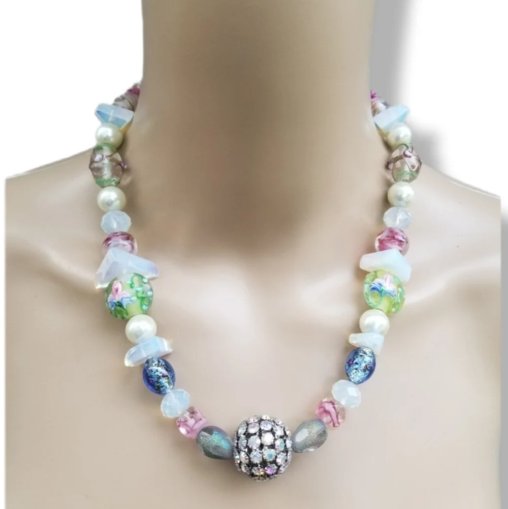 VINTAGE WHIMSICAL FLOWER DESIGN ART GLASS BEAD & FAUX PEARL NECKLACE